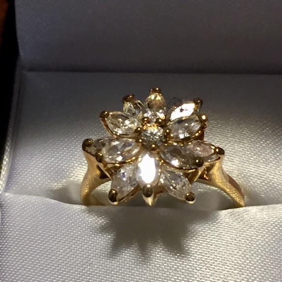 Jewelry - Gorgeous gold tone ring with rhinestones